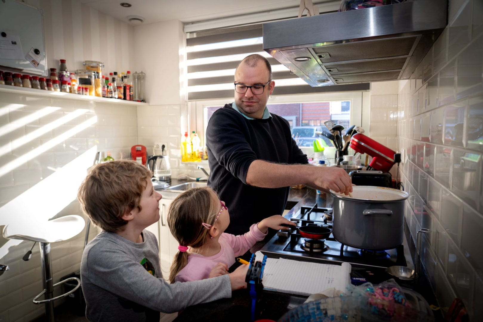 Wesley in de keuken met zijn kinderen