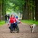 Sylvi heeft sma en rijdt in het bos met haar rolstoel.