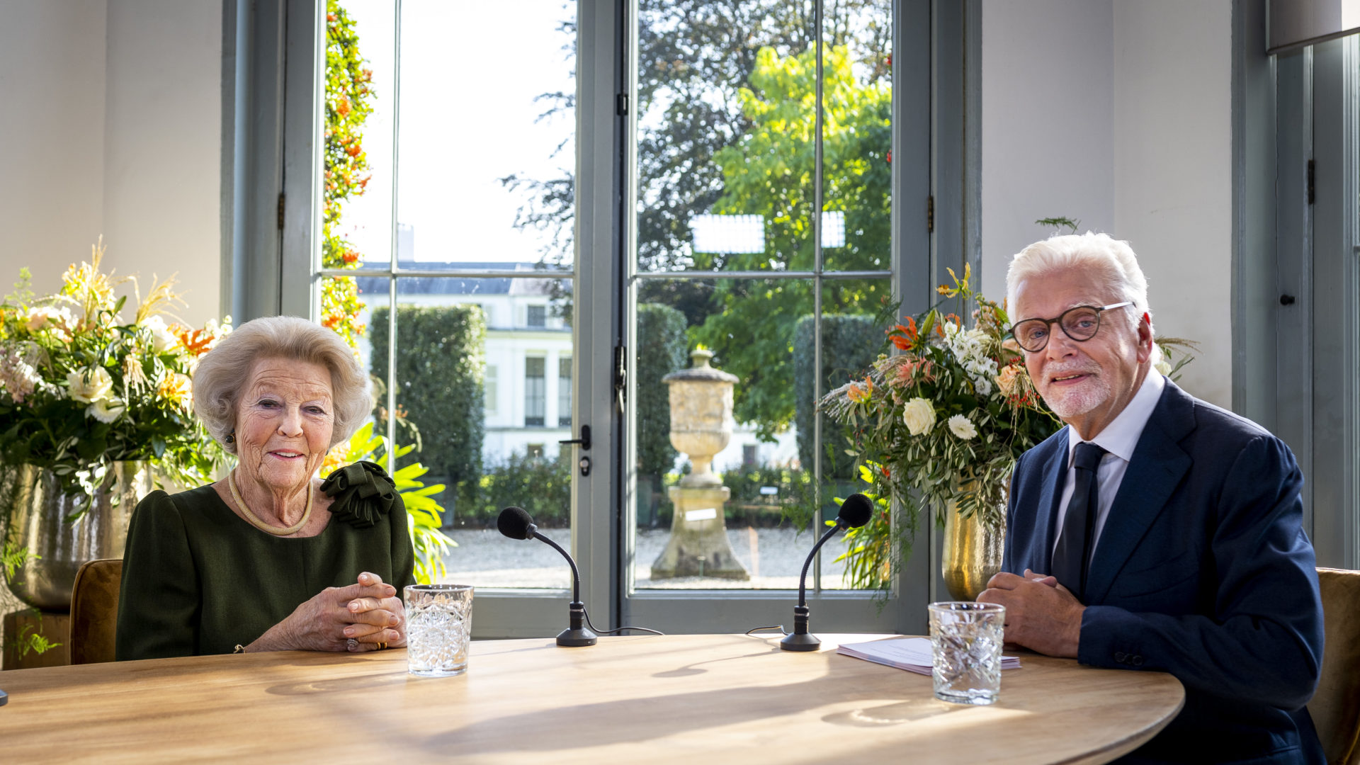 Prinses Beatrix in gesprek met Jan Slagter