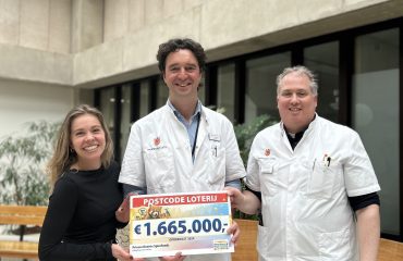 Cheque Postcode Loterij 1,6 miljoen euro met onderzoekers en Spierfonds
