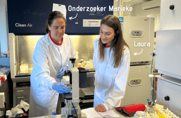 Onderzoeker Marieke en Laura in het spierziektenlab