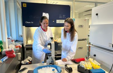 Onderzoeker Marieke en Laura in het spierziektenlab van ErasmusMC