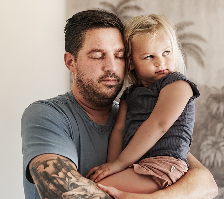 Spierziektepatiënt Sander HMSN spierziekte met dochertje in zijn armen