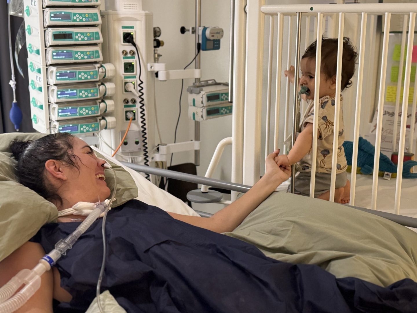 Spierziektepatiënt Eline in het ziekenhuis met zoontje