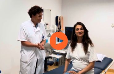 Banner klinische videoserie Laura en onderzoeker Selma spierecho
