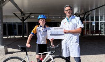 Tavi (12) fietst 1.000 kilometer voor een beter leven voor spierziektepatiënten Tavi (12) fietst 1.000 kilometer voor een beter leven voor spierziektepatiënten