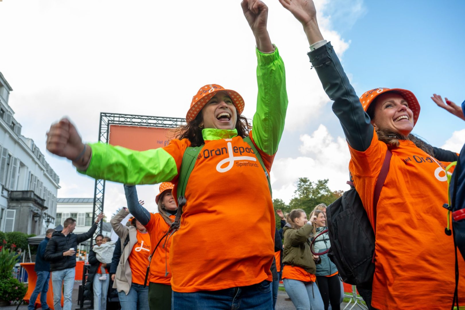 Deelnemers finishen tijdens Spierfonds-evenement Het Oranjepad
